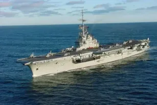 Imagem ilustrativa da imagem Marinha afunda porta-aviões em alto-mar
