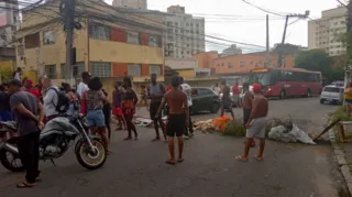 Imagem ilustrativa da imagem Moradores fecham rua por falta de luz em comunidade de Niterói