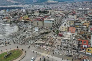Imagem ilustrativa da imagem Terremoto deixa 14 jogadoras de vôlei desaparecidas na Turquia