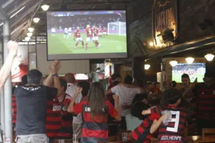 Imagem ilustrativa da imagem Flamenguistas lotam bares em Niterói para torcer