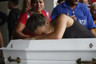 Imagem ilustrativa da imagem 'Por quê?', questiona mãe de criança morta soterrada na Tijuca