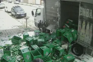 Imagem ilustrativa da imagem Vídeo: entregador se atrapalha e derruba engradados de cerveja