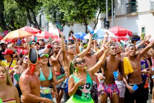 Imagem ilustrativa da imagem Bloco 'Chora, Me Liga' reúne fãs de sertanejo no Centro do Rio