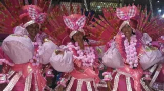 Imagem ilustrativa da imagem Haja fôlego: Foliões desfilam em mais de uma escola de samba