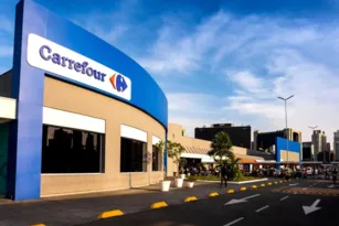 Imagem ilustrativa da imagem Carrefour é obrigado a pagar mais de 800 bolsas a estudantes negros