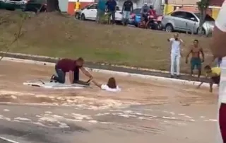 Imagem ilustrativa da imagem Vídeo: carro é engolido por cratera após adutora se romper na Bahia
