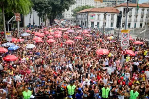 Imagem ilustrativa da imagem Mais de 40 blocos desfilam no Rio neste sábado de Carnaval