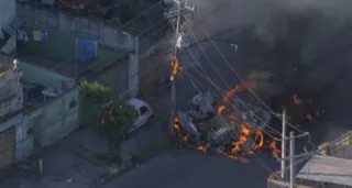 Imagem ilustrativa da imagem Carro alegórico pega fogo em rua da Zona Norte do Rio