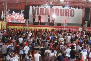 Imagem ilustrativa da imagem Público lota a quadra da Viradouro para acompanhar a apuração