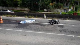 Imagem ilustrativa da imagem Motociclista morre em acidente com caminhão na RJ-106, em Maricá