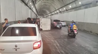Imagem ilustrativa da imagem Acidente entre carro e caminhão fecha Túnel Rebouças