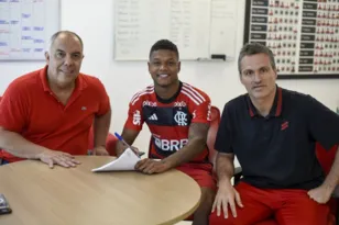 Imagem ilustrativa da imagem Flamengo renova contrato de joia do time; multa é de R$ 1 bilhão