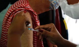 Imagem ilustrativa da imagem Covid: idosos acima de 85 anos recebem vacina bivalente no Rio