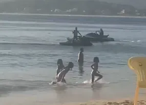 Imagem ilustrativa da imagem Jet skis são flagrados próximos a banhistas em praia de Niterói