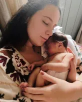 Imagem ilustrativa da imagem Claudia Raia exibe filha mais velha com recém-nascido da atriz