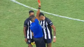 Imagem ilustrativa da imagem Atacante do Botafogo é suspenso após cabeçada em árbitro