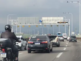 Imagem ilustrativa da imagem Carro capota e deixa trânsito lento na Ponte Rio-Niterói