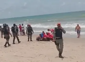 Imagem ilustrativa da imagem Vídeo: Adolescente sofre ataque de tubarão em praia de Recife