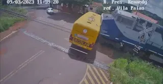 Imagem ilustrativa da imagem Vídeo: acidente entre ônibus e trem deixa duas crianças mortas