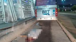 Imagem ilustrativa da imagem Jovem morre ao ser empurrado de BRT após discussão na Zona Oeste