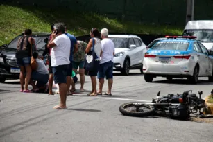 Imagem ilustrativa da imagem Acidente entre duas motos e carro deixa um morto em Niterói
