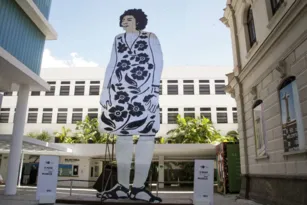 Imagem ilustrativa da imagem Estátua de 11 metros de Marielle é inaugurada em espaço cultural