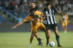 Imagem ilustrativa da imagem Após suspensão, Tiquinho celebra primeiro hat-trick no Botafogo