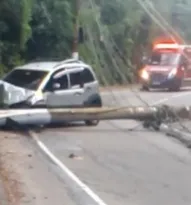 Imagem ilustrativa da imagem Carro bate, derruba postes e interdita estrada em Niterói