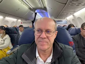 Imagem ilustrativa da imagem Homem oferece US$ 100 mil para mulher viajar sem máscara em avião