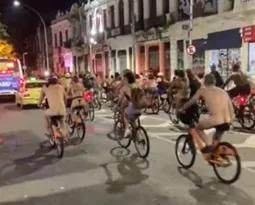 Imagem ilustrativa da imagem Vídeo: Ciclistas pelados protestam contra violência nas ruas do Rio