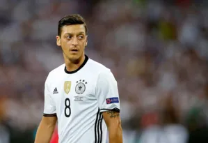 Imagem ilustrativa da imagem Campeão mundial com a Alemanha, Mesut Özil anuncia aposentadoria
