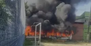Imagem ilustrativa da imagem Vans são incendiadas por bandidos armados na Zona Oeste do Rio