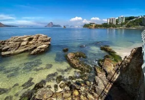 Imagem ilustrativa da imagem Icaraíbe? Água cristalina chama a atenção em praia de Niterói
