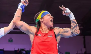 Imagem ilustrativa da imagem Após vitória na semi, Bia Ferreira disputa 3ª final mundial de boxe