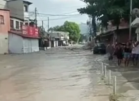 Imagem ilustrativa da imagem Rompimento de adutora alaga imóveis na Zona Oeste do Rio