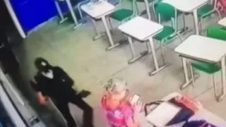 Imagem ilustrativa da imagem Vídeo mostra momento em que professora morta é esfaqueada por aluno