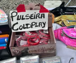 Imagem ilustrativa da imagem Ambulantes cariocas vendem ‘réplicas’ de pulseiras do Coldplay