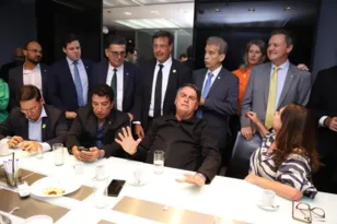 Imagem ilustrativa da imagem 'Não tenho peito de aço', diz Bolsonaro sobre falta de blindado