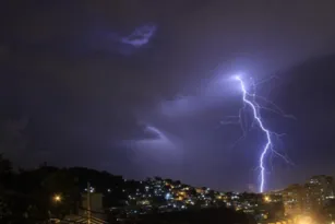 Imagem ilustrativa da imagem Enel registra cerca de 4 mil raios durantes chuvas no Rio