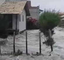 Imagem ilustrativa da imagem Vídeo: mar avança em ruas e casas de Arraial do Cabo