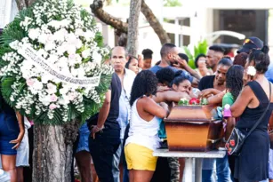 Imagem ilustrativa da imagem 'Respirava Carnaval', diz irmã no enterro do passista da Mangueira