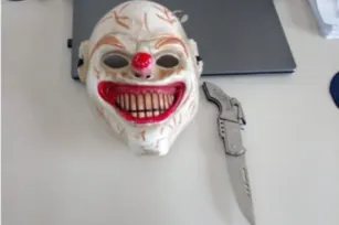 Imagem ilustrativa da imagem Aluno de 12 anos é pego com canivete e máscara de palhaço em escola