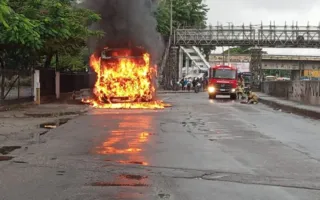 Imagem ilustrativa da imagem Ônibus pega fogo na Avenida Brasil