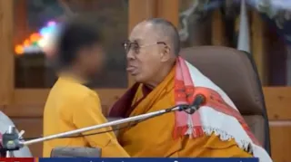 Imagem ilustrativa da imagem Dalai Lama pede desculpas após pedir para criança chupar sua língua