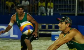 Imagem ilustrativa da imagem Brasil domina etapa do Mundial de vôlei de praia e leva ouro em SC