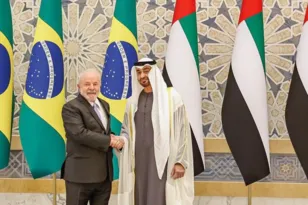 Imagem ilustrativa da imagem Lula é recebido por xeique nos Emirados Árabes Unidos