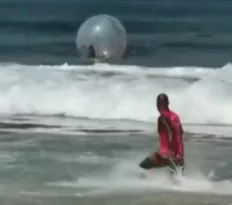 Imagem ilustrativa da imagem Instrutor se afoga e deixa casal à deriva em praia do Rio; vídeo