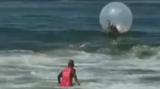 Imagem ilustrativa da imagem Venda de passeios em bolhas infláveis na praia é proibida no Rio