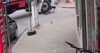 Imagem ilustrativa da imagem Ciclista é atingido por caminhão e fica preso na roda; vídeo