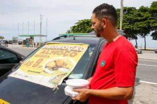 Imagem ilustrativa da imagem Uma luta! Conheça a vida real dos vendedores de quentinha no Rio